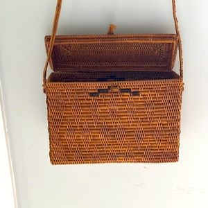 Medium sz. Vintage woven basket purse. Very unique. Good condition.